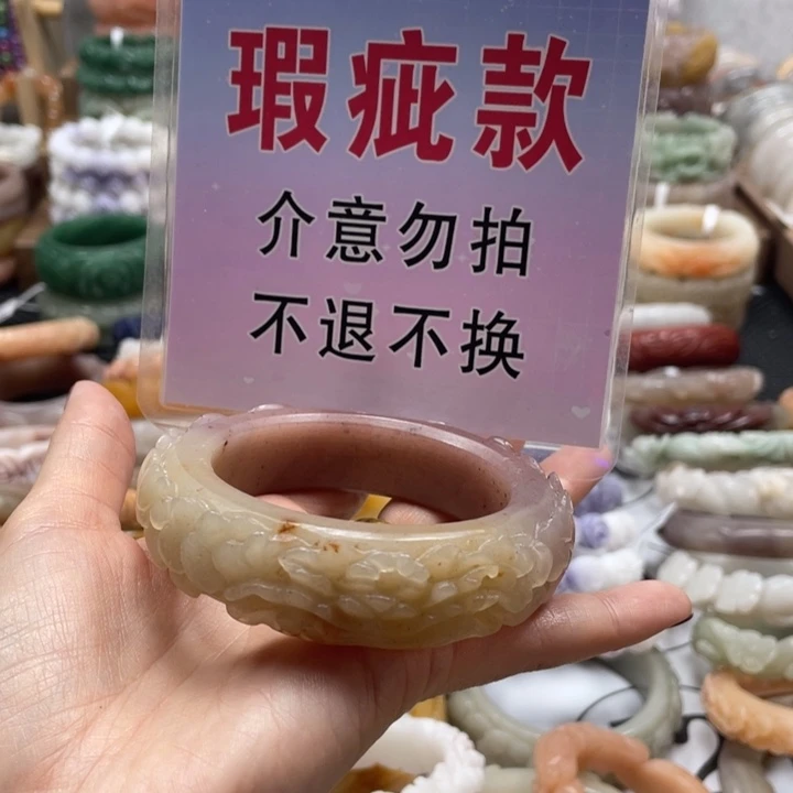 吱****石英质玉未镶嵌手镯