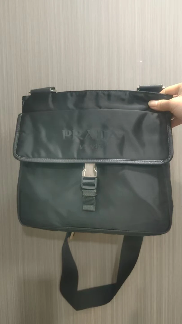 95新 Prada/普拉达 男士休闲时尚百搭尼龙单扣小号黑色斜挎包/12