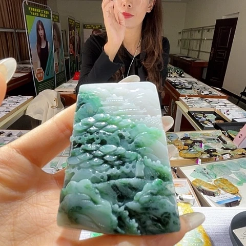 翡翠未镶嵌颈饰一个