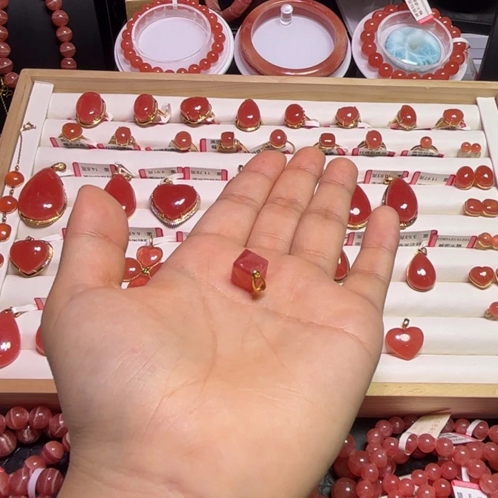 菱锰矿（红纹石）18K金镶嵌颈饰方糖吊坠