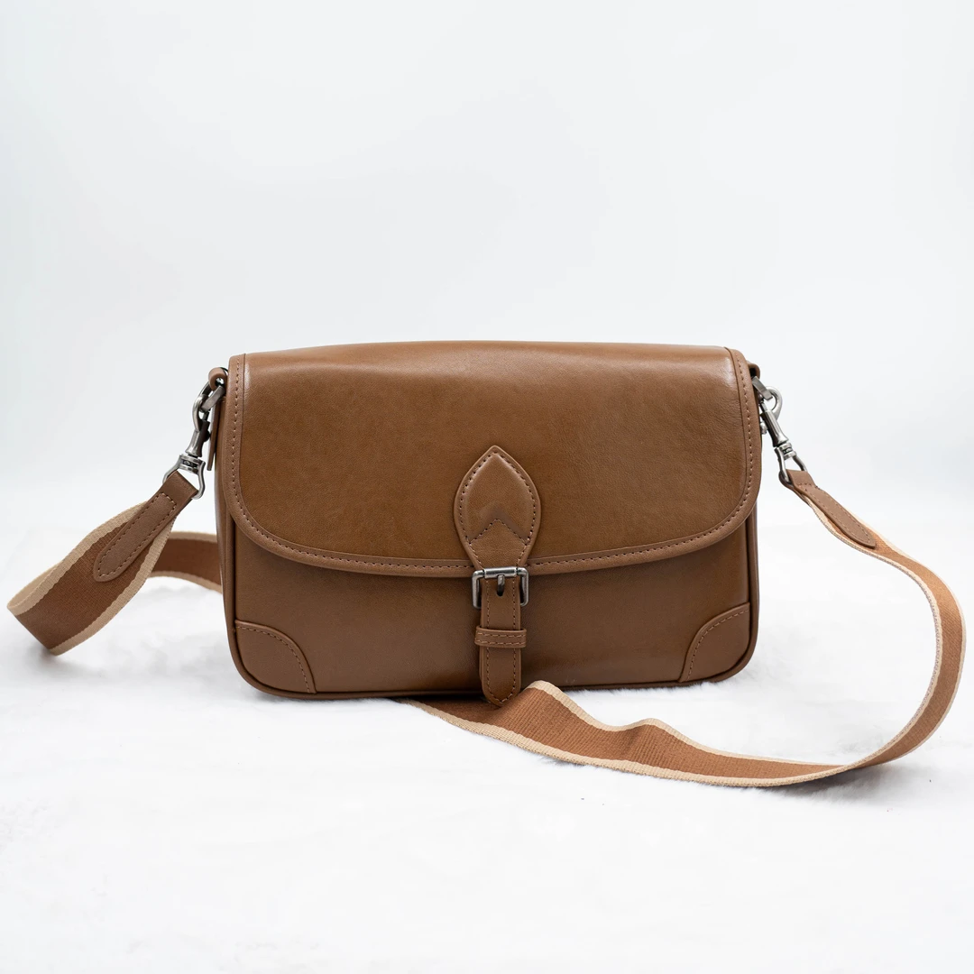 复古邮差包——宝恩时尚新款复古通勤单肩腋下斜挎包女包TL25265