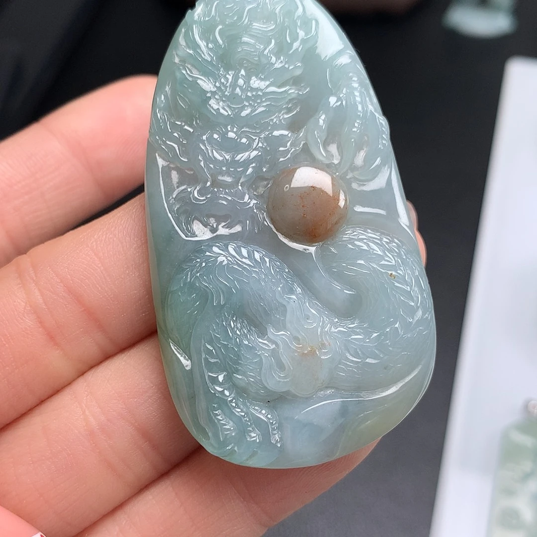 翡翠未镶嵌颈饰龙牌