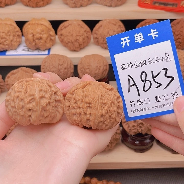 文玩核桃吊坠白狮子44