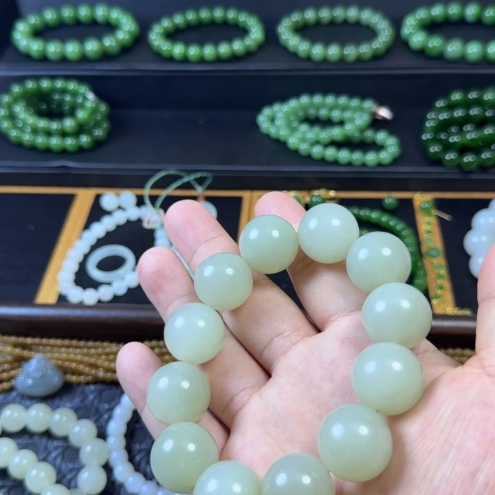 颈饰未镶嵌和田玉（糖玉）
