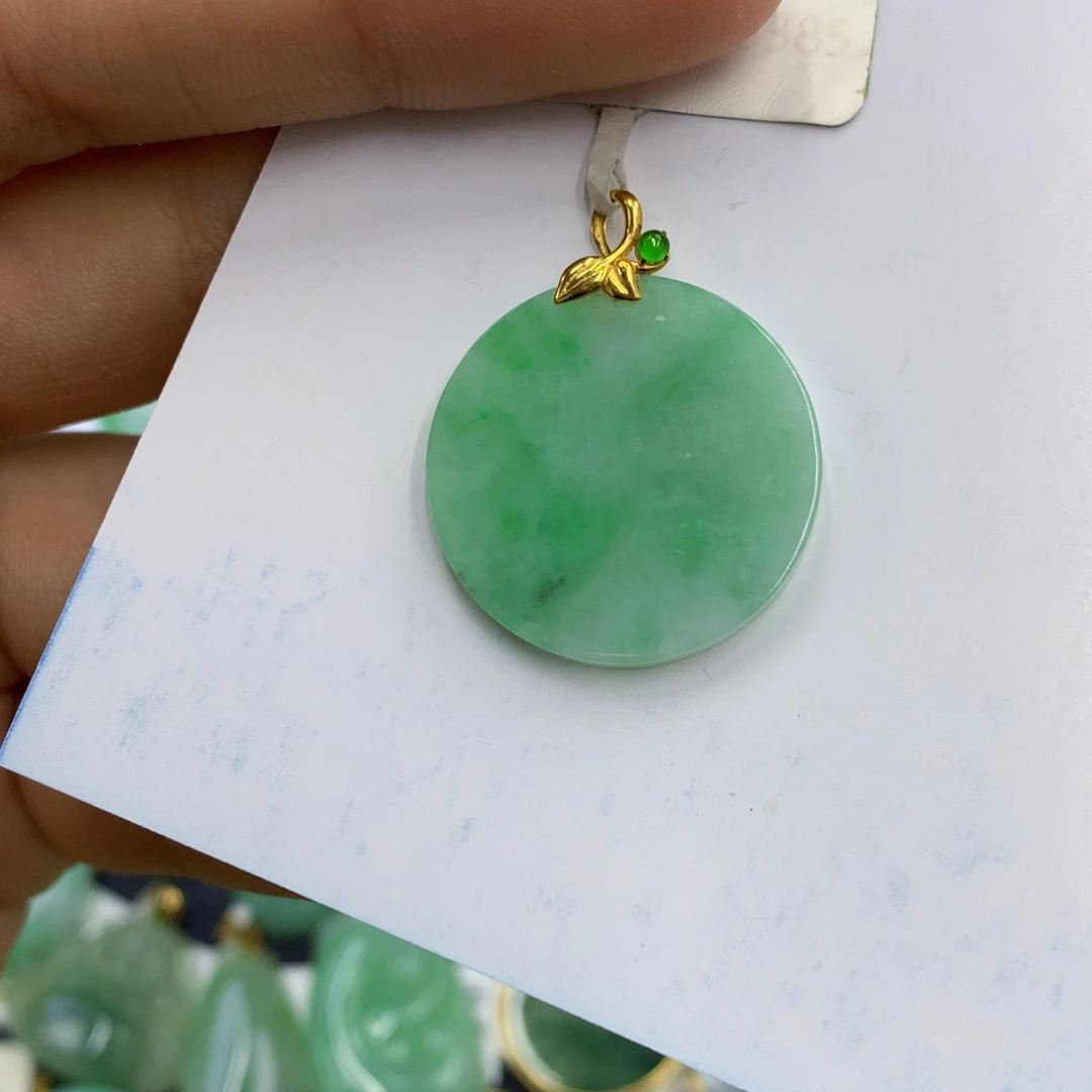 翡翠18K金镶嵌颈饰翡翠