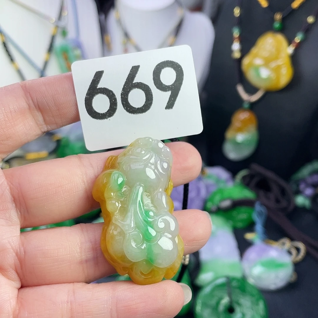 翡翠未镶嵌吊坠(赠链)