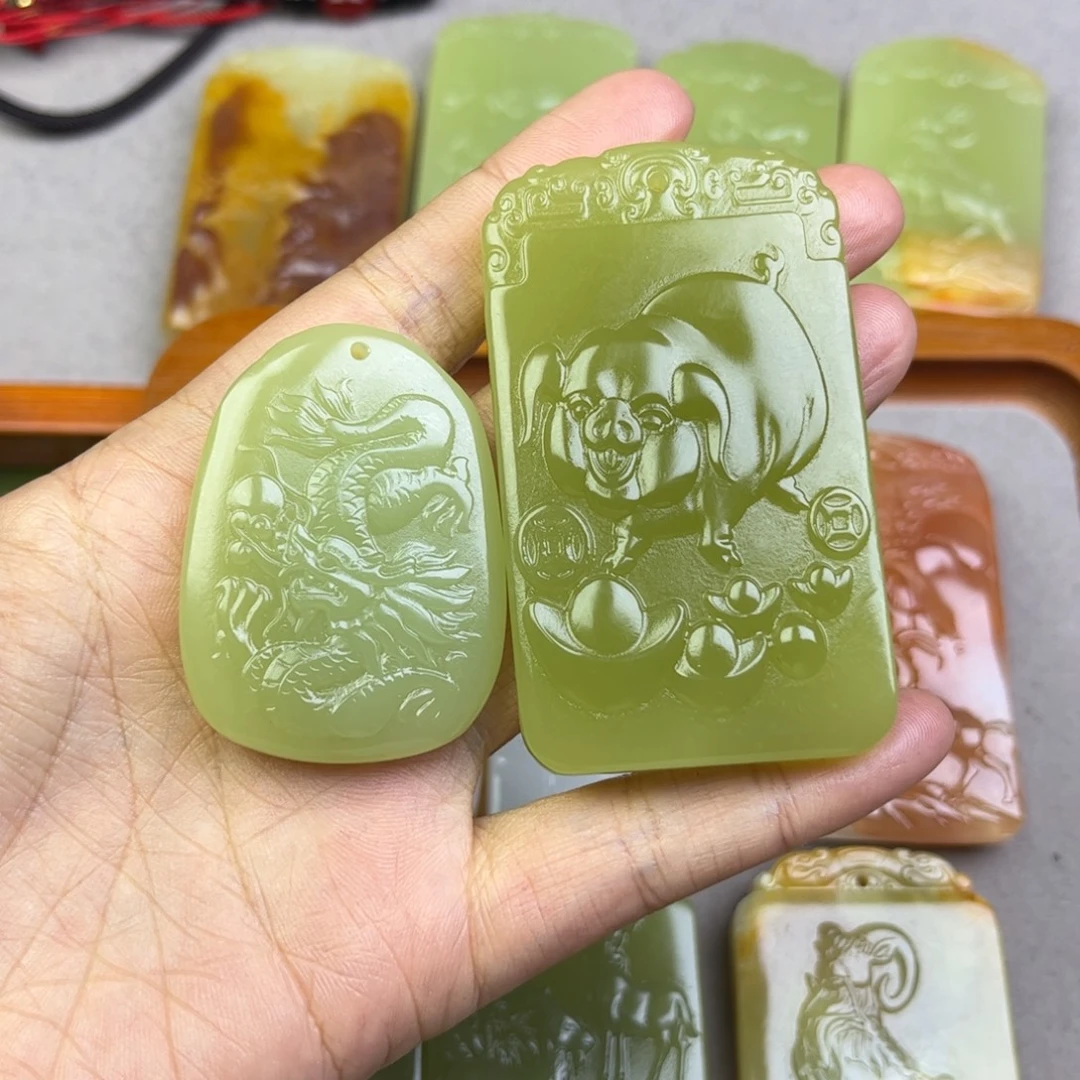 靓***%新疆昆仑山料挂件