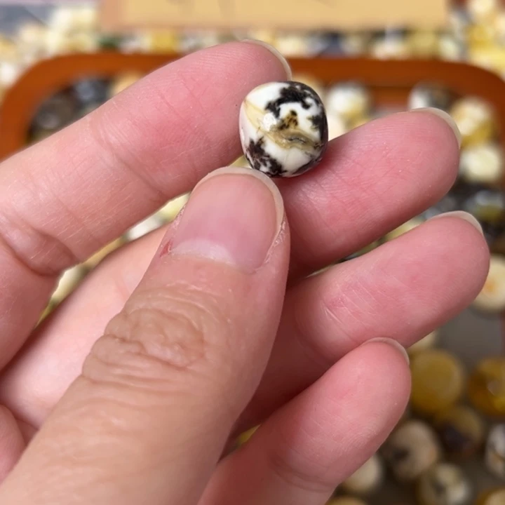 蜜蜡未镶嵌裸石11.8mm一个