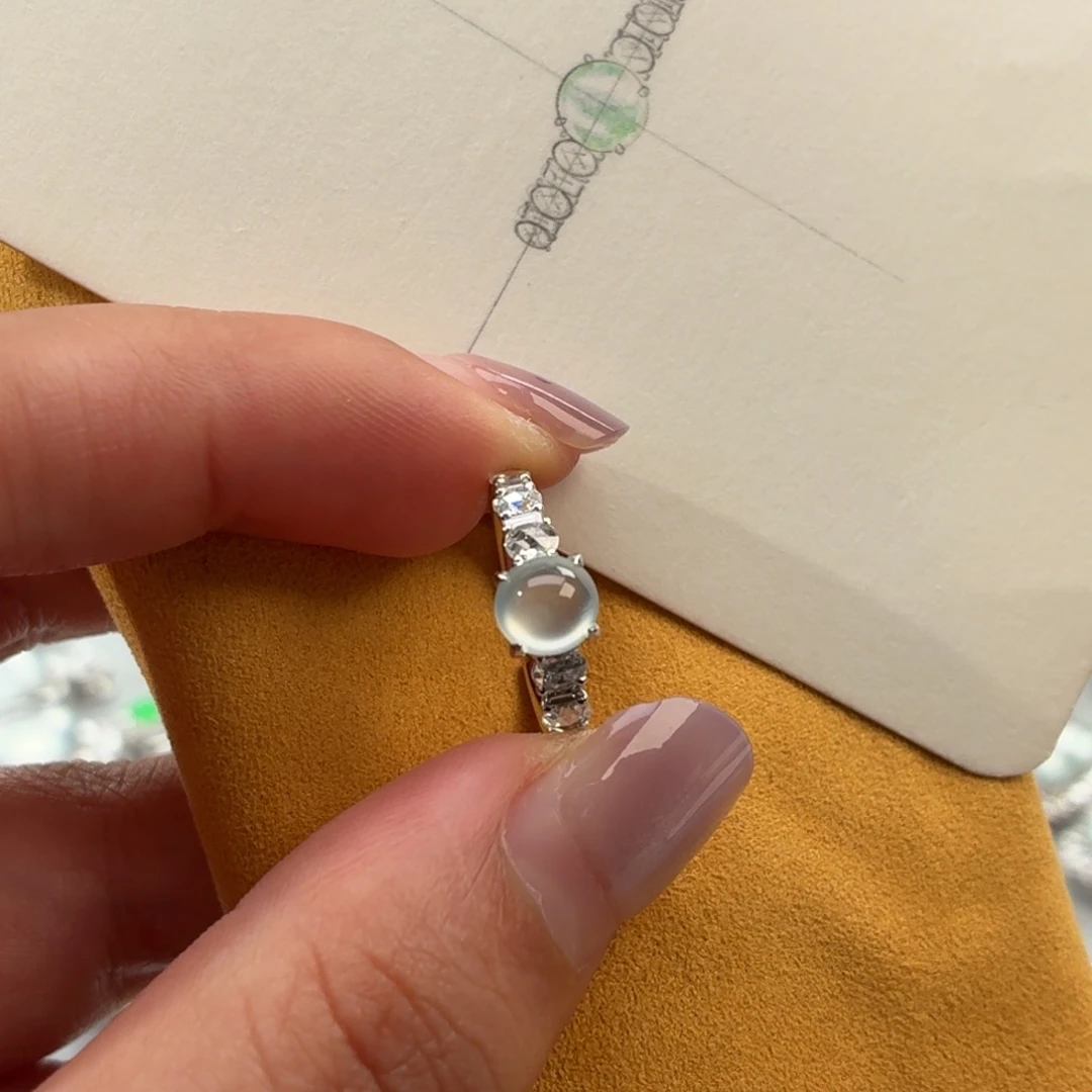 翡翠18K金镶嵌颈饰蛋面戒指