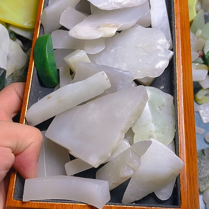 透闪石质玉未镶嵌颈饰忘**经