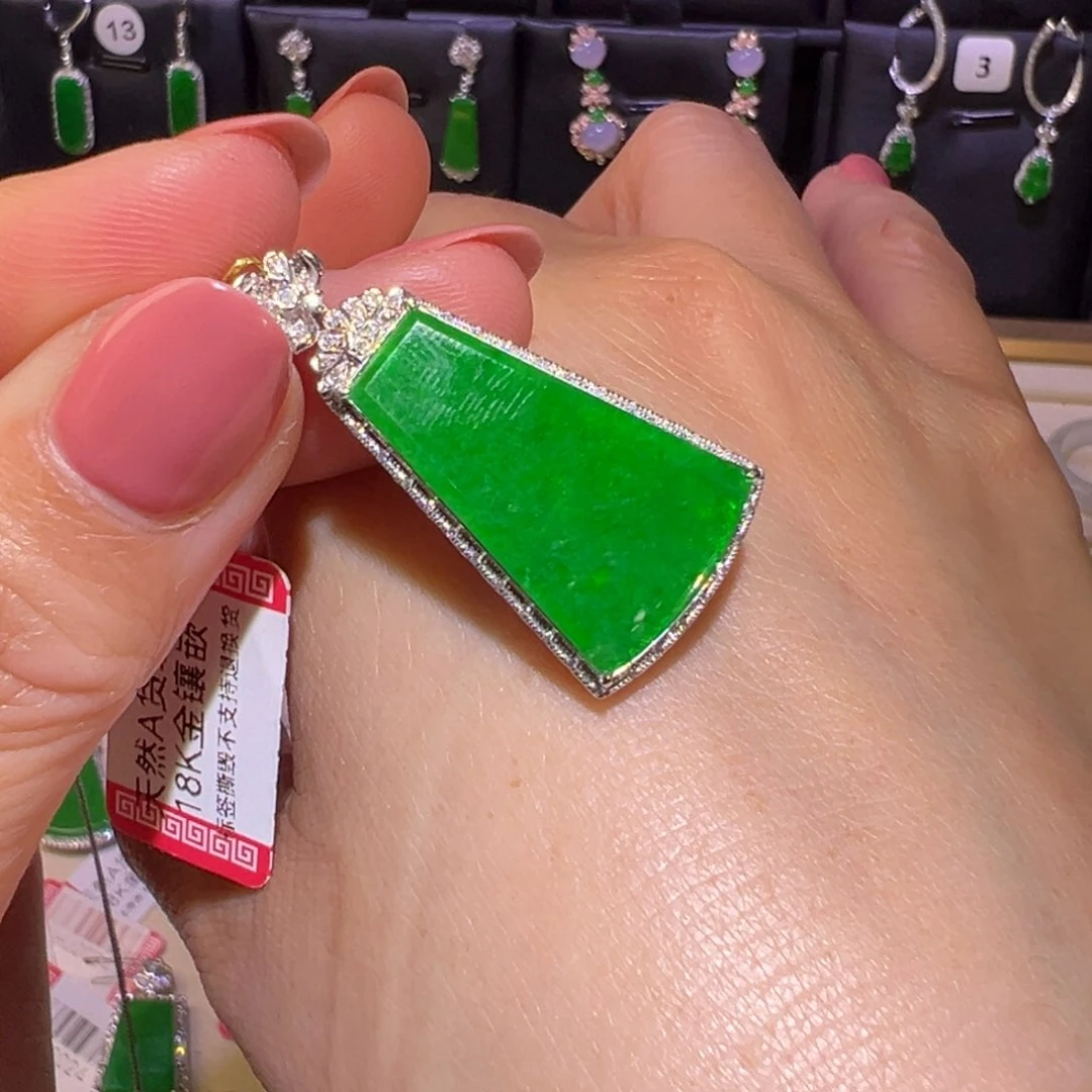 翡翠颈饰18K金镶嵌?*月吊坠