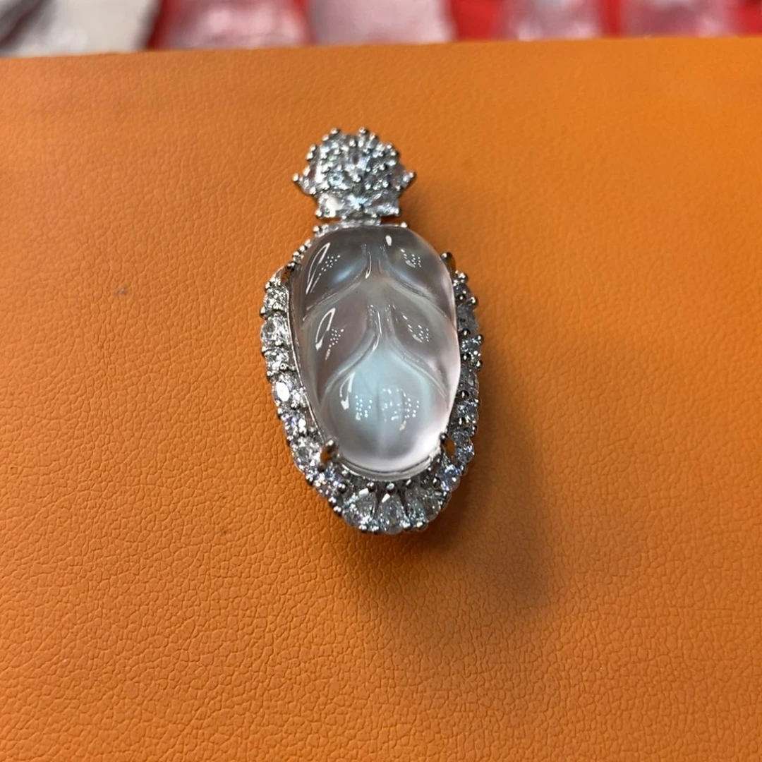 石英质玉合金吊坠