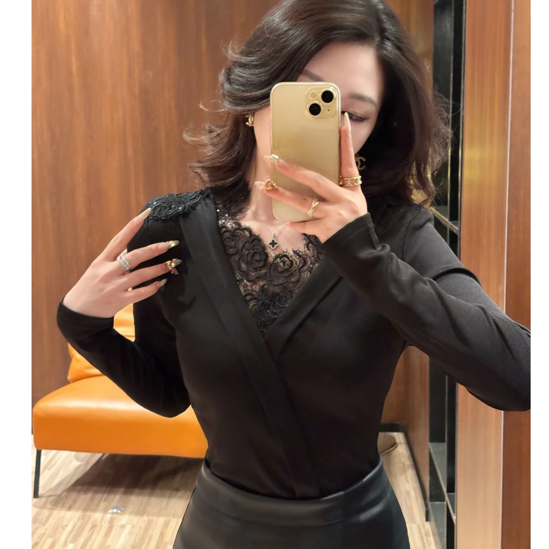 717高级感黑色v领蕾丝拼接长袖女2024冬季新款气质辣妹打底衫上衣