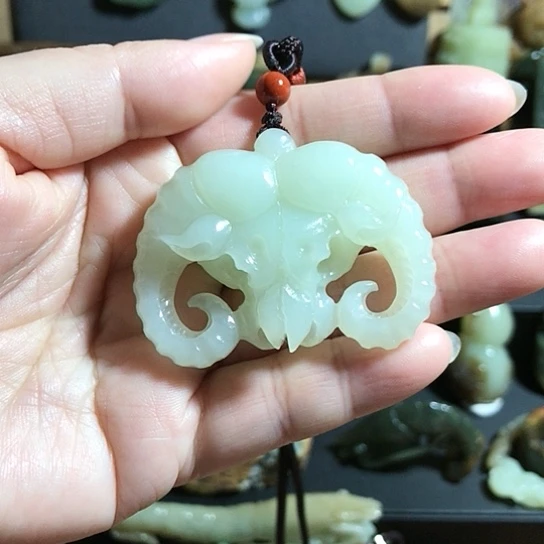 蛇纹石玉未镶嵌颈饰