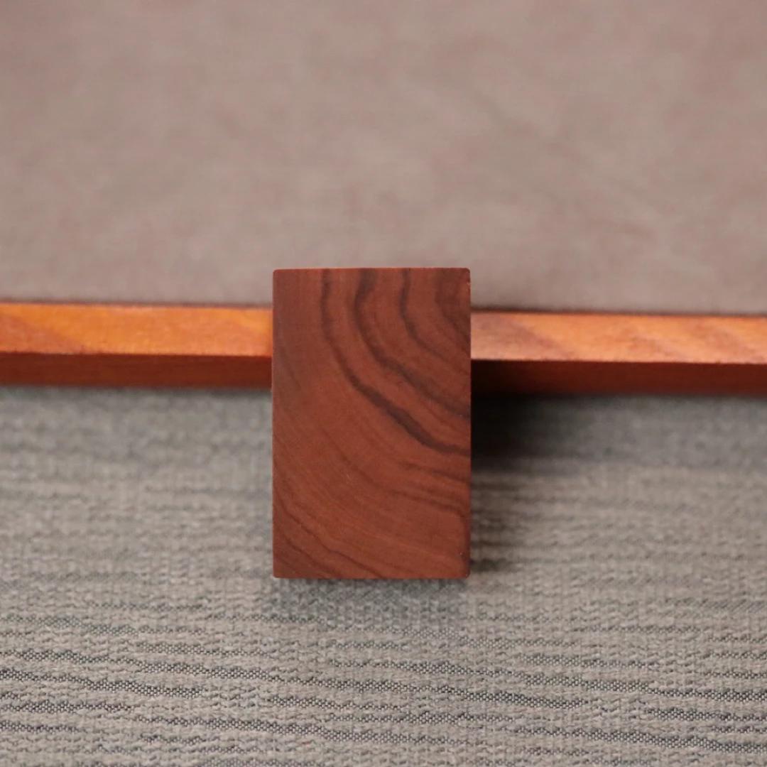 印度老山檀香【无事牌】沉水吊坠尺寸：2.5x4x0.8cm