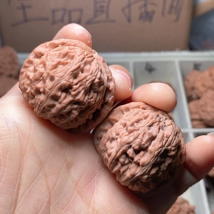 文玩核桃吊坠白狮子