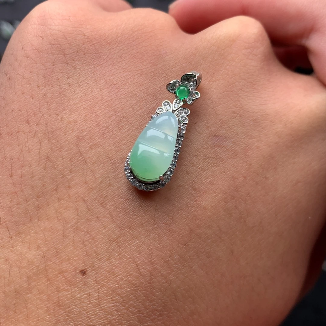 翡翠未镶嵌颈饰你是