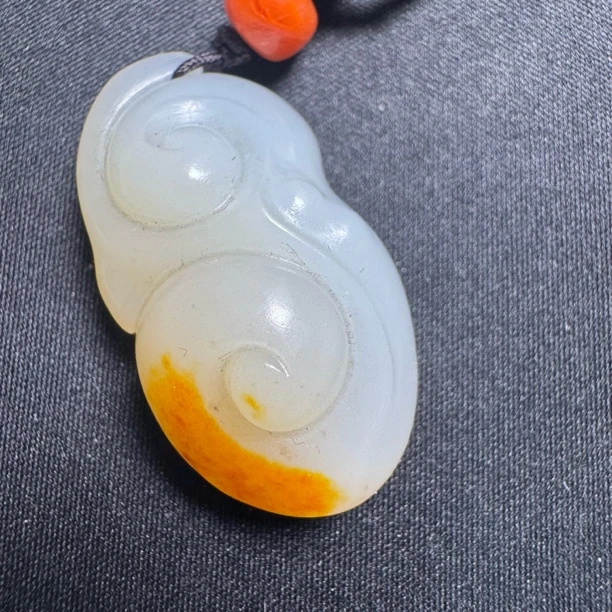 731-和田玉带皮如意挂饰