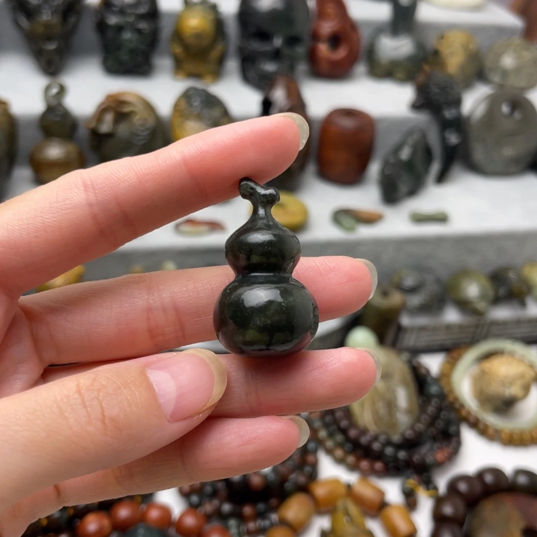 未镶嵌透闪石质玉挂件