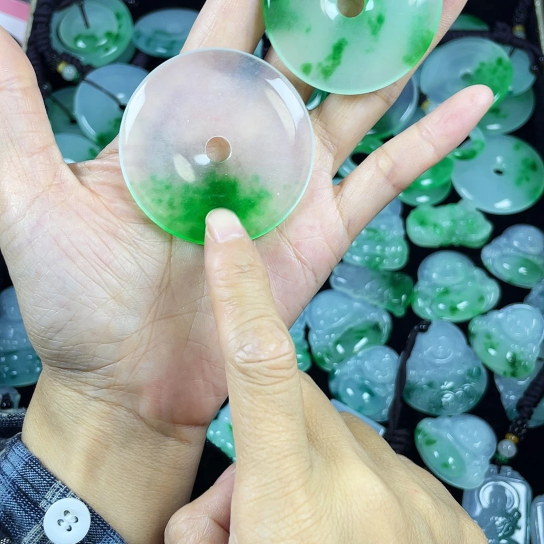 刚***刚翡翠未镶嵌颈饰吊坠