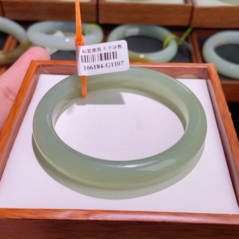 【闪购商品】和田玉手镯未镶嵌58