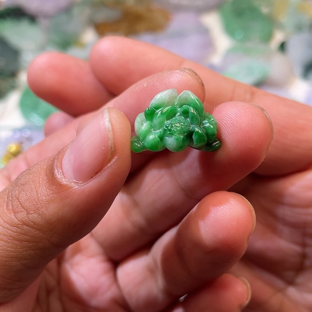 翡翠未镶嵌颈饰b****Q