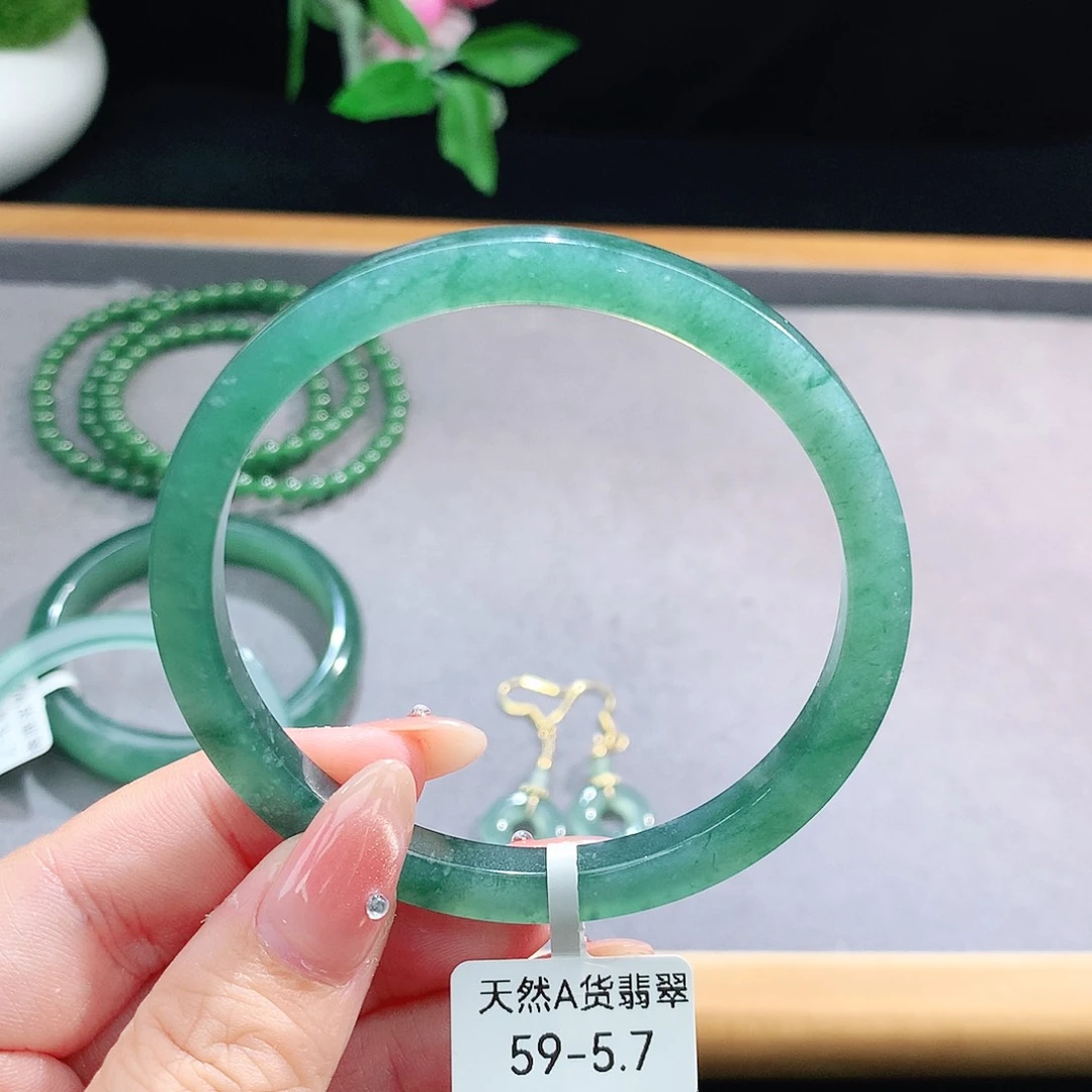 未镶嵌手镯（圆镯）翡翠