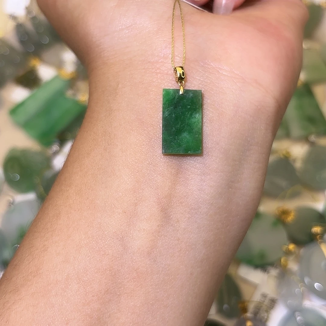 翡翠18K金镶嵌颈饰无事牌