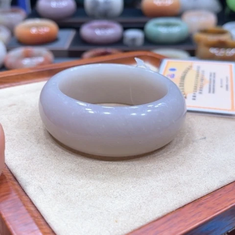 未镶嵌手镯石英质玉