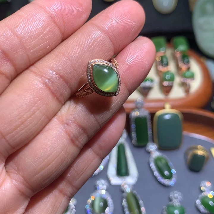 和田玉戒指18K金镶嵌