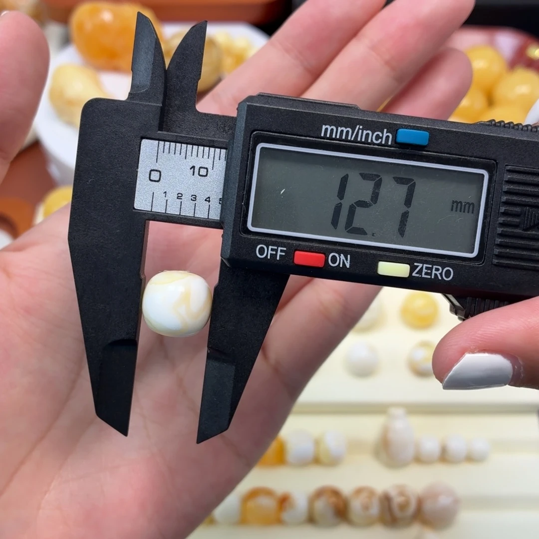 琥珀未镶嵌珠宝奇石乌料瓷白花蝴蝶