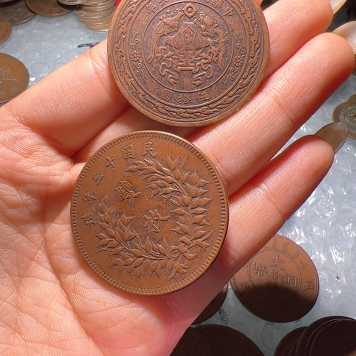 用***2两个铜币工艺品摆件