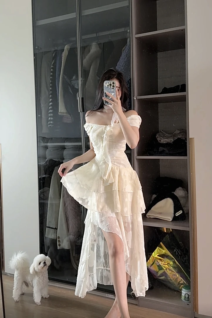 法式甜美不规则荷叶边方领连衣裙女夏季设计感收腰显瘦度假风长裙