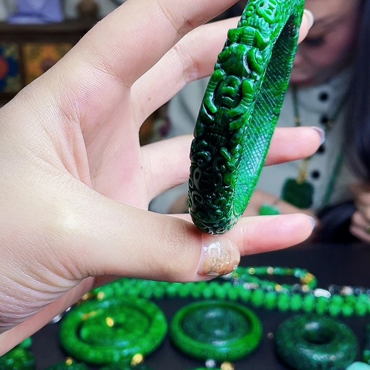 翡翠未镶嵌颈饰多样性59.2