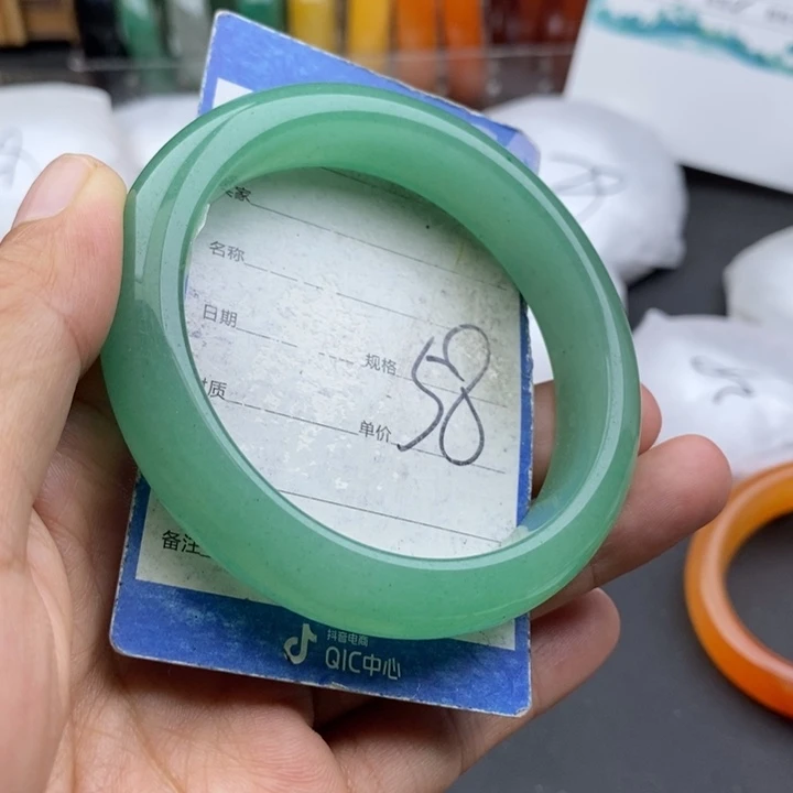 未镶嵌手镯石英质玉