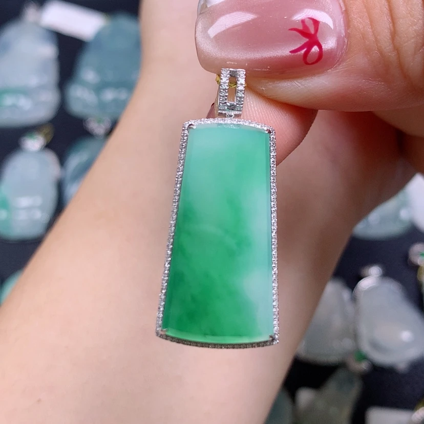 【闪购商品】翡翠18K金镶嵌颈饰无事牌