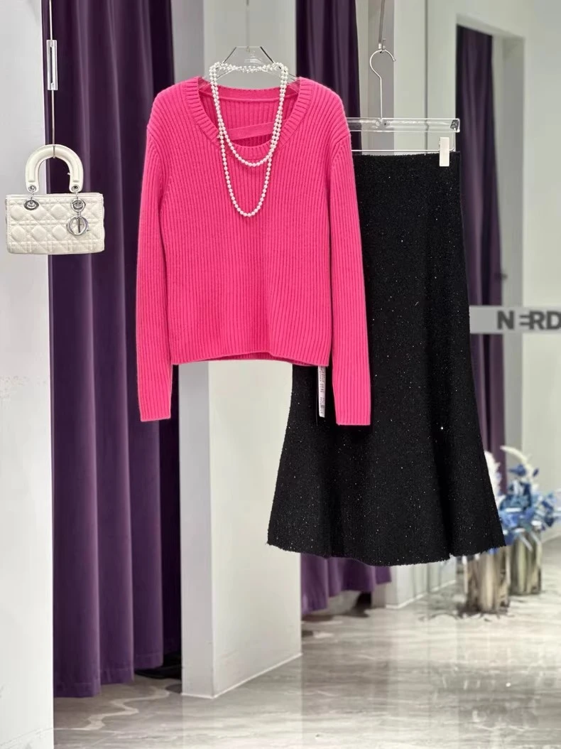 3J821733D 绵羊毛材质，柔软亲肤超保暖 这件玫红色短套头针织毛衫