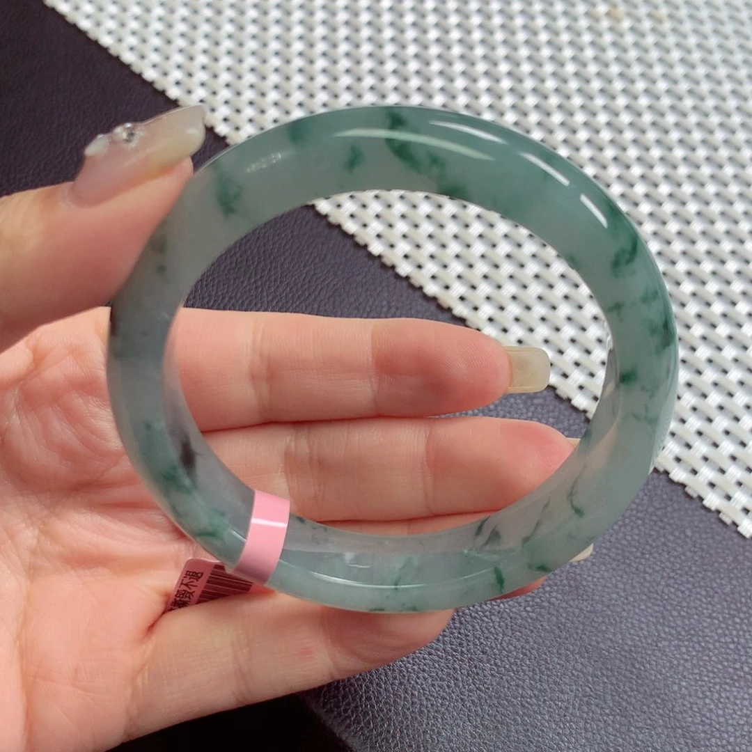 翡翠手镯未镶嵌翡翠