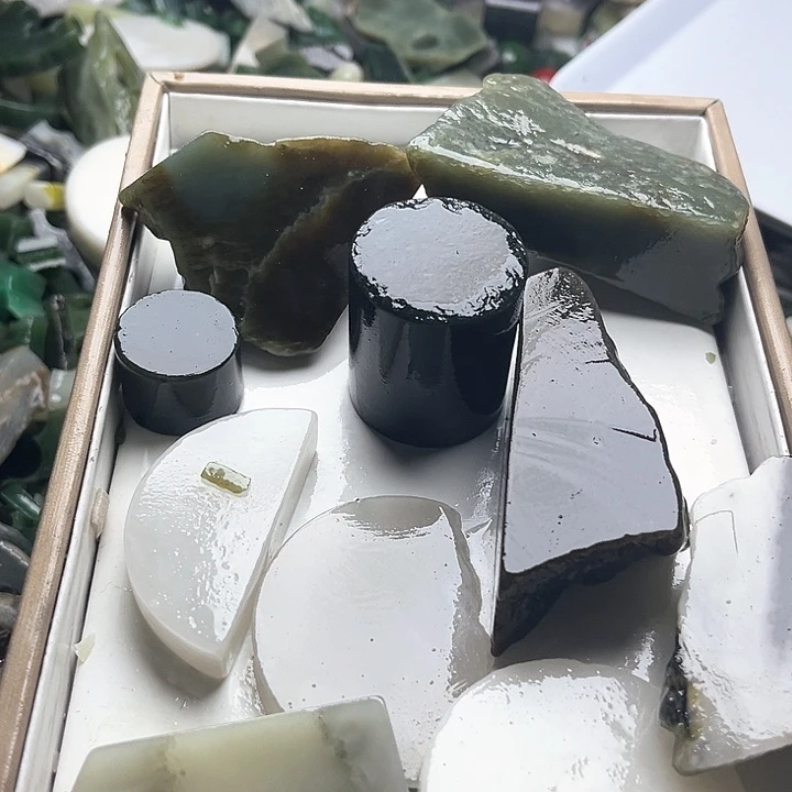 和田玉（糖玉）和田玉边角料9K金镶嵌晓**屋