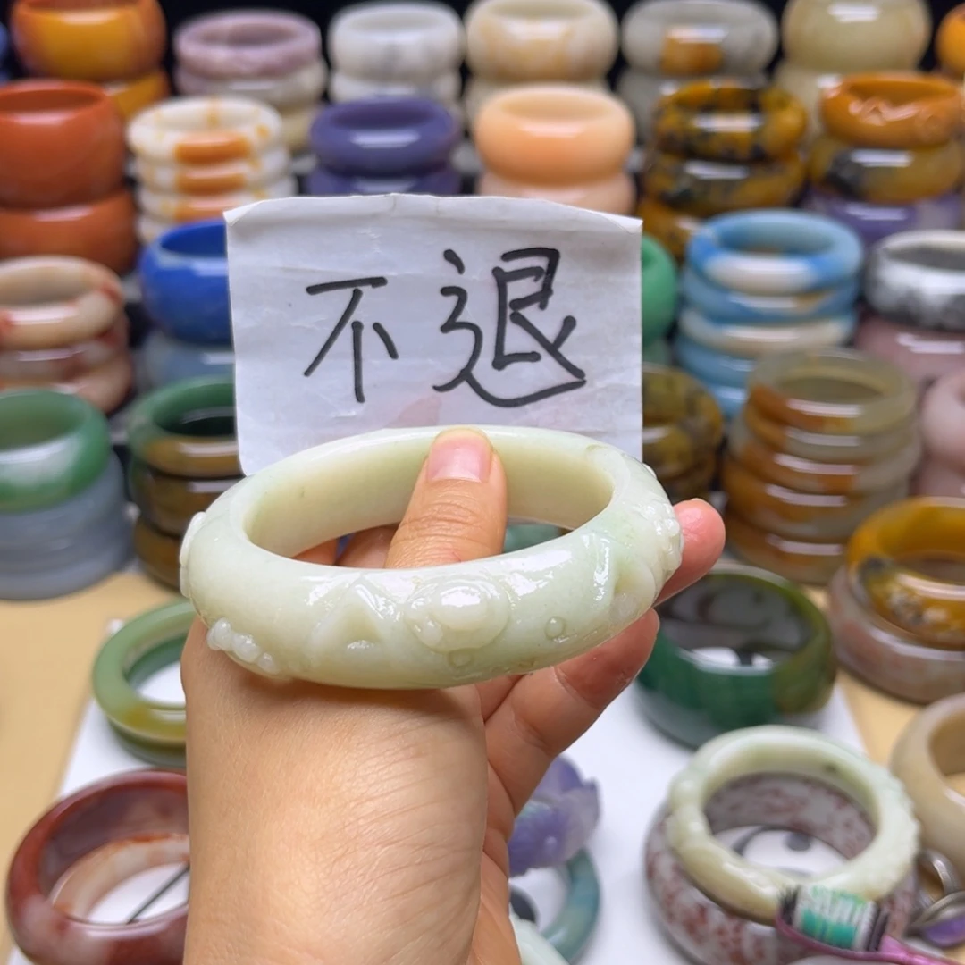 李***白石英质玉未镶嵌手镯