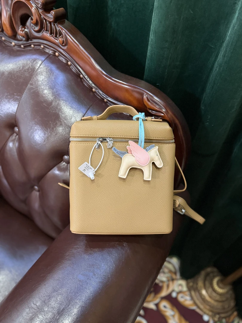 2024新款小马双肩包（颜色随机）