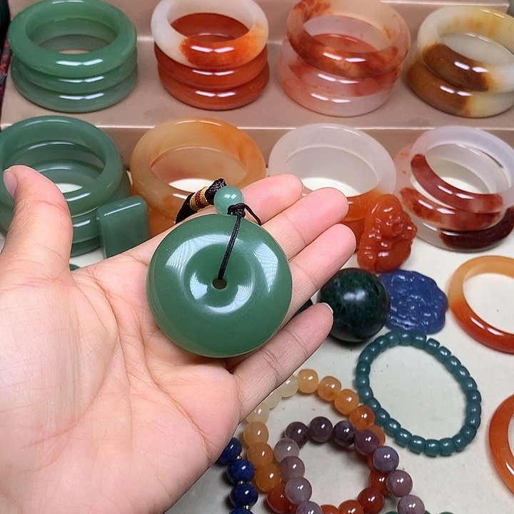 未镶嵌手镯石英质玉