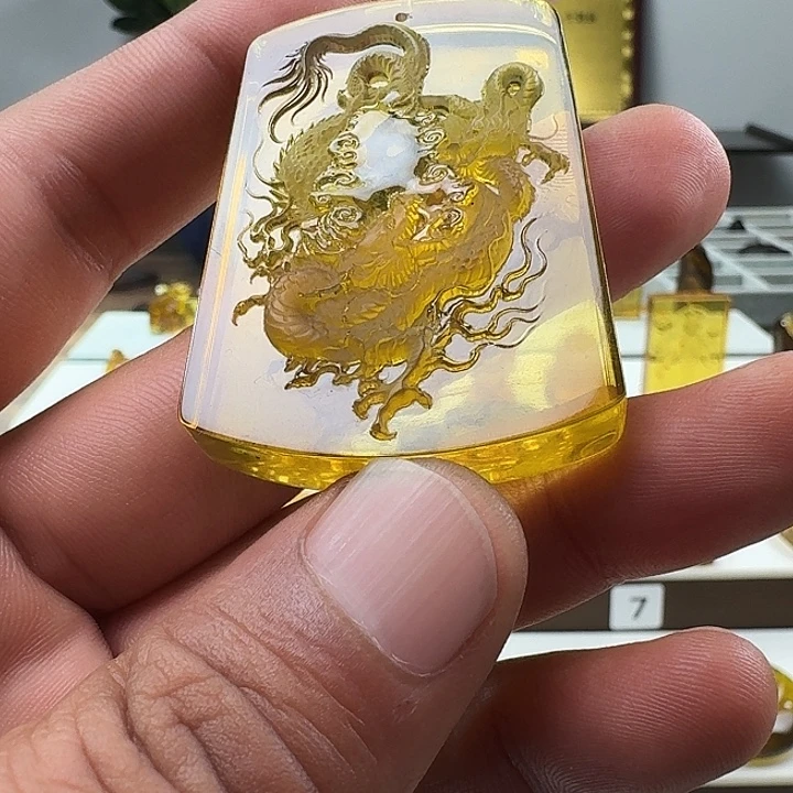 琥珀未镶嵌颈饰龙牌