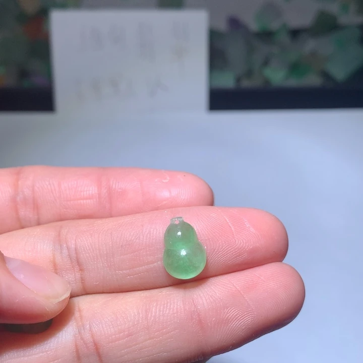 金***宝翡翠未镶嵌颈饰挂件