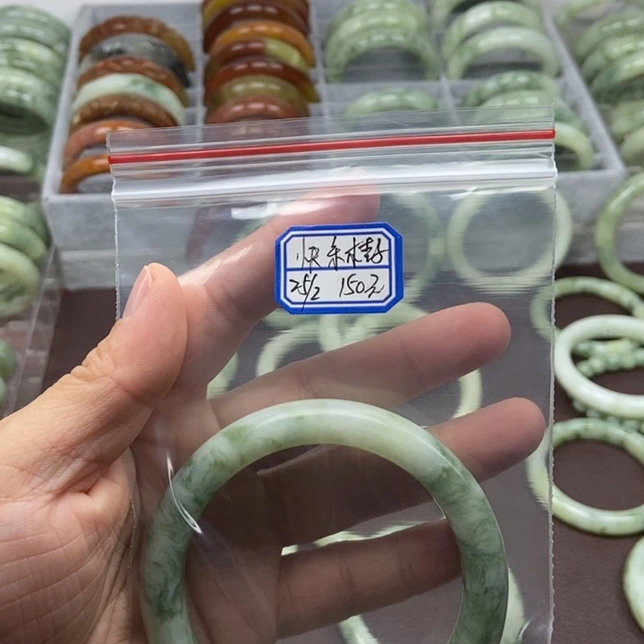 蛇纹石玉手镯未镶嵌快***子
