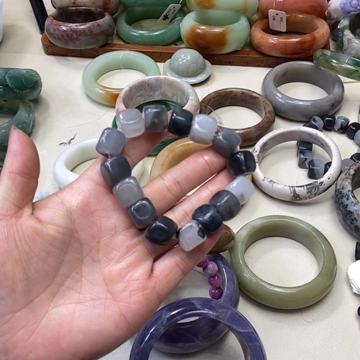 未镶嵌手镯石英质玉