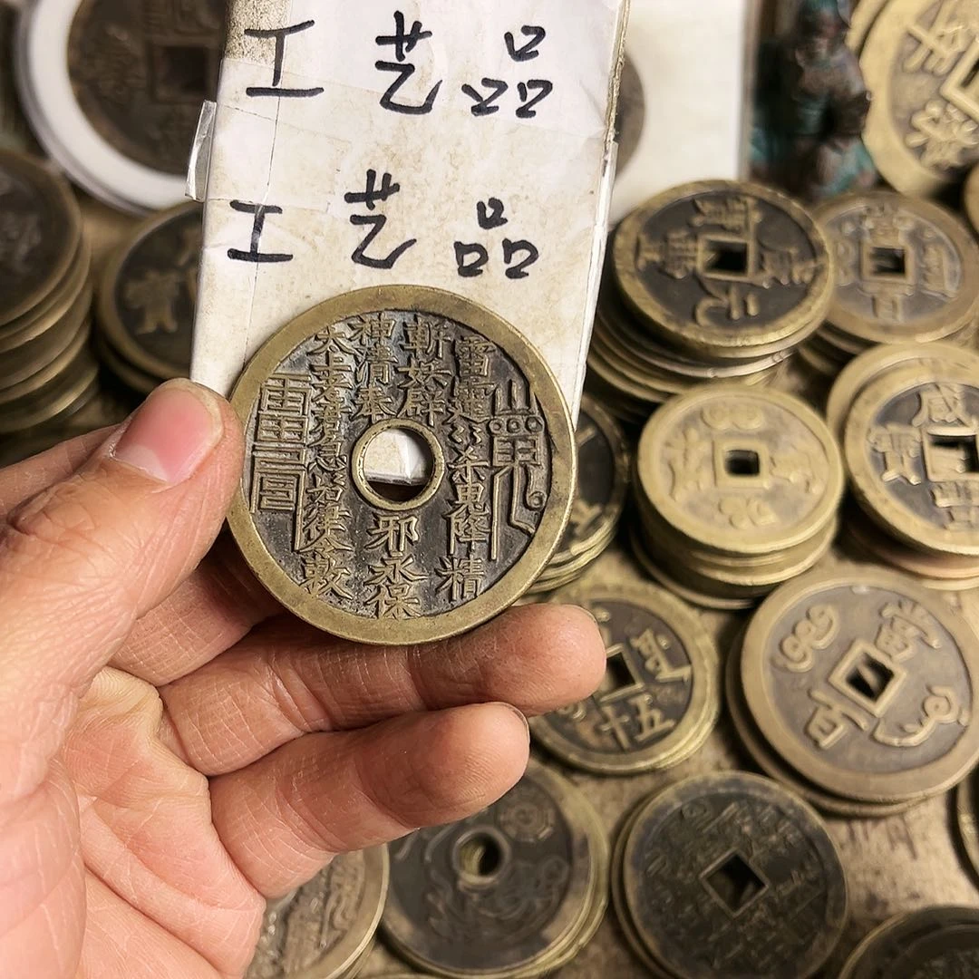 铜劳**员现代文创工艺品