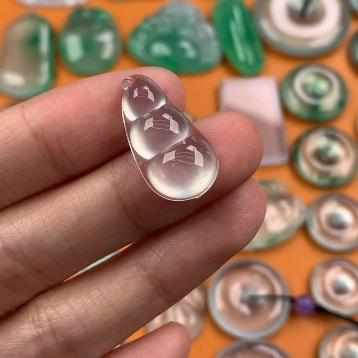 翡翠挂件未镶嵌….