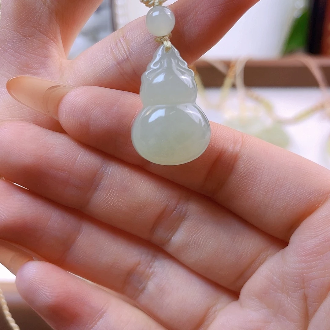 和田玉未镶嵌吊坠(赠链)