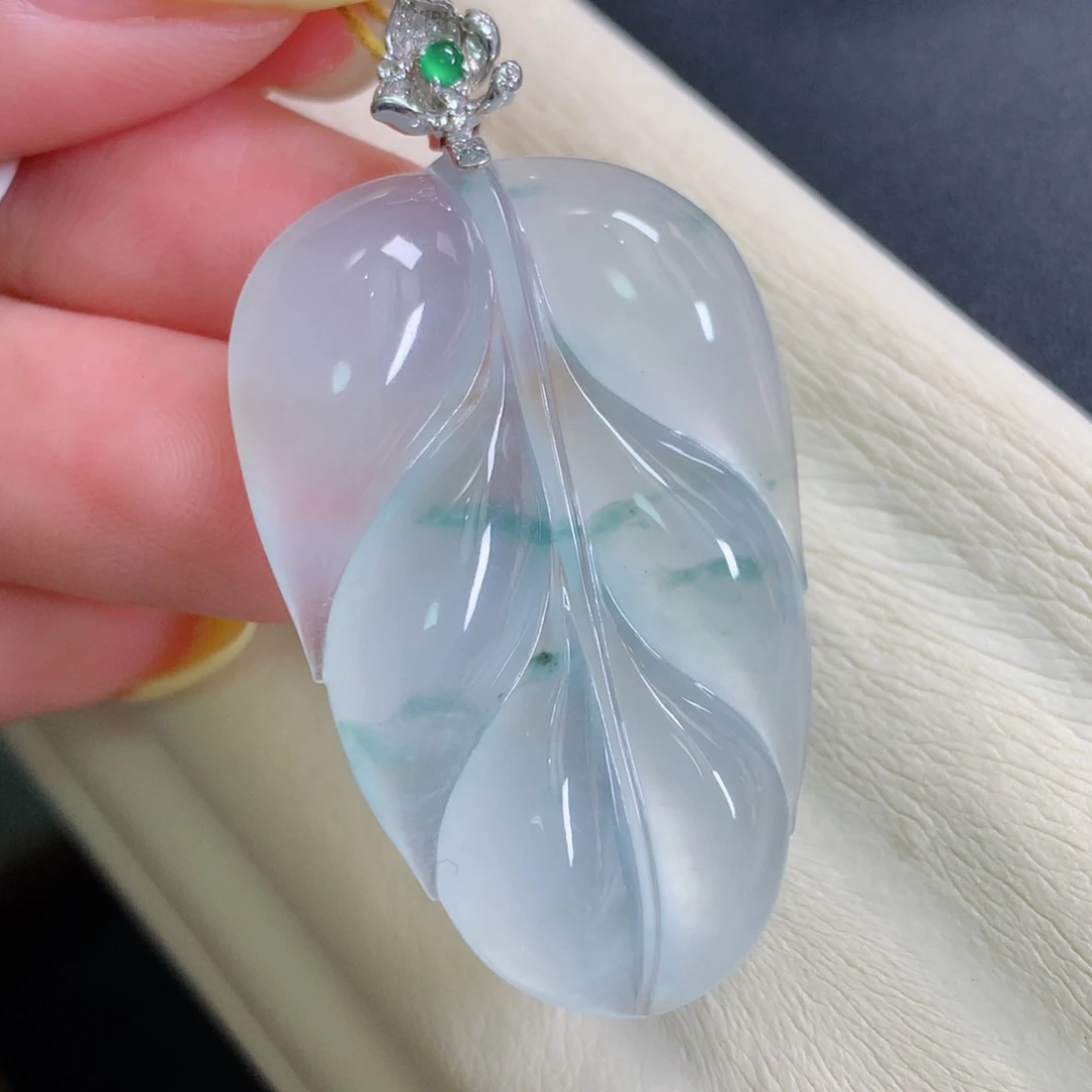 翡翠18K金镶嵌颈饰叶子